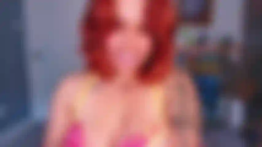 Con enormi areole forate e tette rosse.