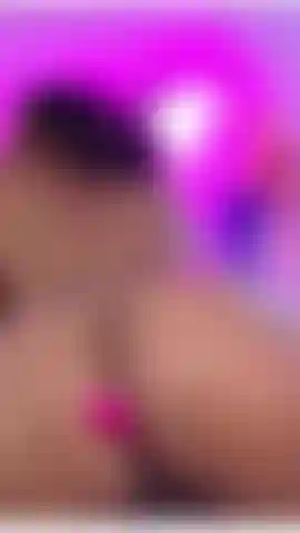 Faccio twerking con il culo e mostro la mia figa.