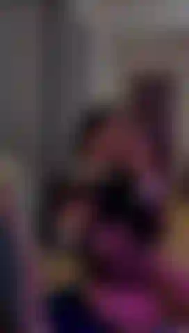 Ad ogni respiro lento che prendo, un battito silenzioso si risveglia in me, e lo lascio fluire nel buio, fidandomi che raggiungerà l'immaginazione che attende dall'altra parte.