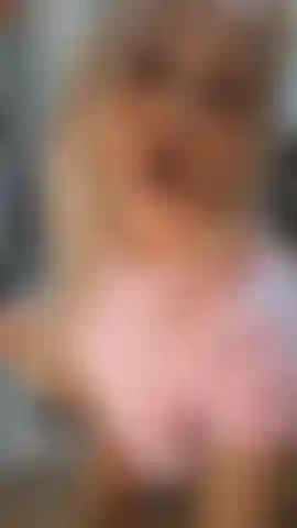 Succhia un lecca-lecca.