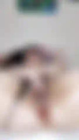 Mi strofino la figa oleata masturb andomi con le mie enormi tette ddd in mostra e il butt plug nel culo.