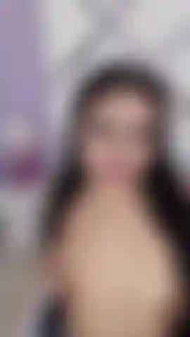 Succhio golosamente il dildo.