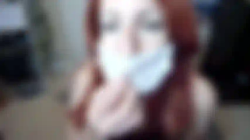 Un feticcio con maschera e bavaglio.