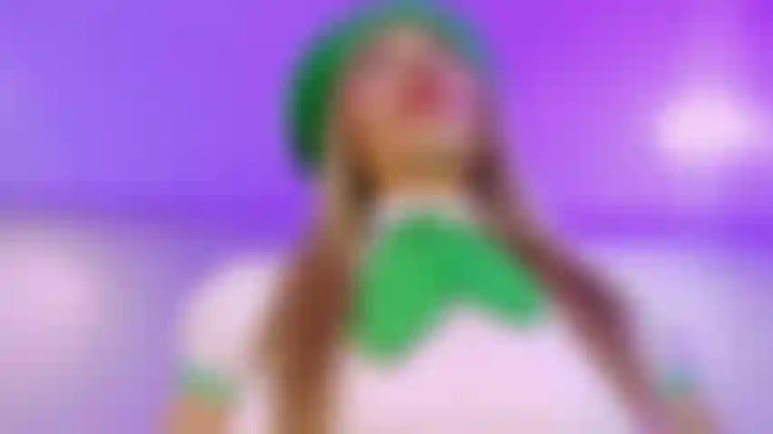 Mi scopo la faccia a testa in giù e il tuo sperma è sulla mia faccia e sui miei capelli.