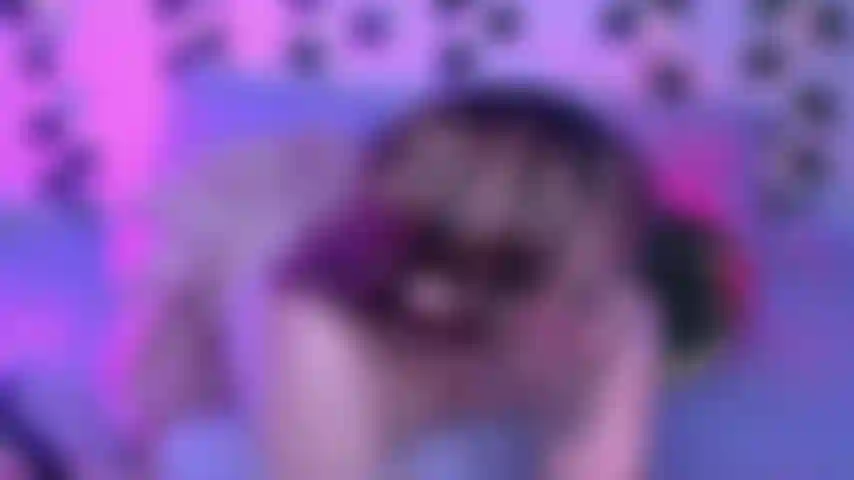 Gola profonda disordinata alla pecorina con esplosione di latte.