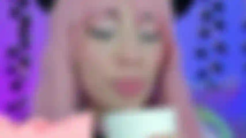 Bevo il latte e mi esplode in faccia e sulle tette facendomi la brava troietta per te.