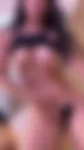 Strofina il clitoride.