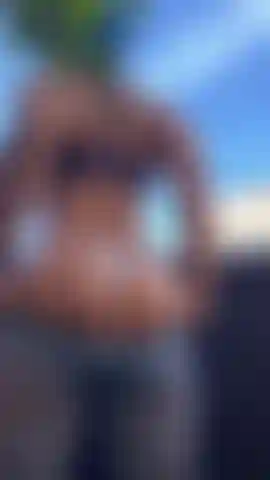 Avevo caldo in palestra e sono uscita a prendere una boccata d'aria, vieni con me?