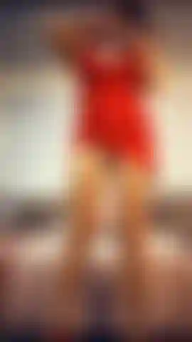 Una signora in rosso accovacciata sul tuo cazzo.