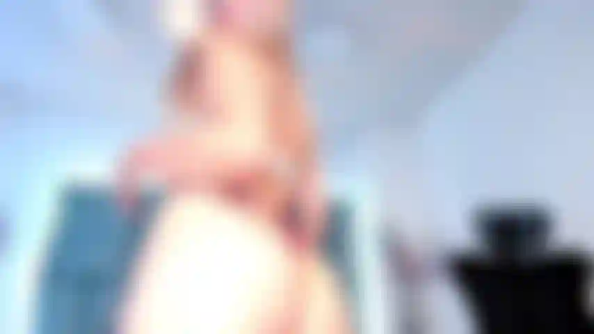 Che trema e mostra il suo sedere.