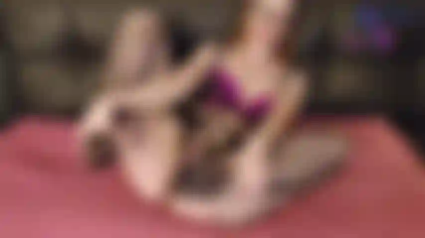 Diteggiatura e cumming in calze a rete.