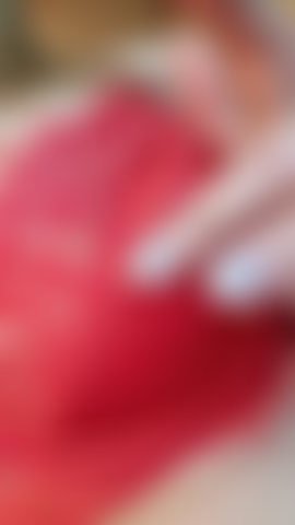 Gioco con la figa da vicino e mi metto le dita.