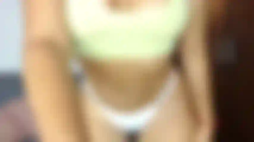 Succhio, squirto, cavalco un dildo nella figa e nel culo!!