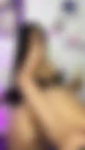 Gioco con il mio buco del culo stretto e un grosso dildo.