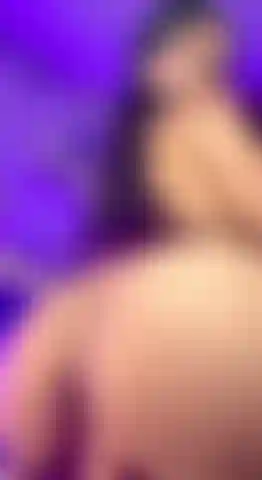 Il mio culone cavalca un grosso dildo.