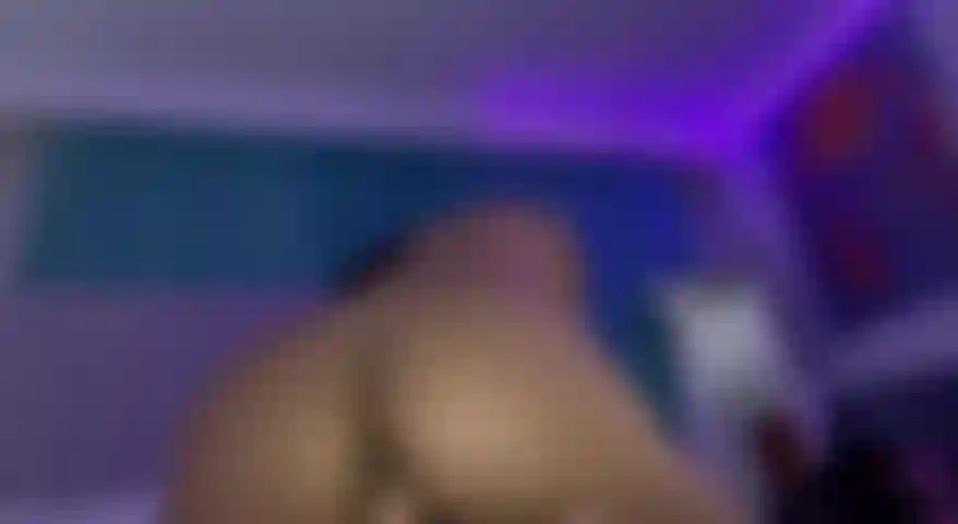 Cavalca un grosso dildo.