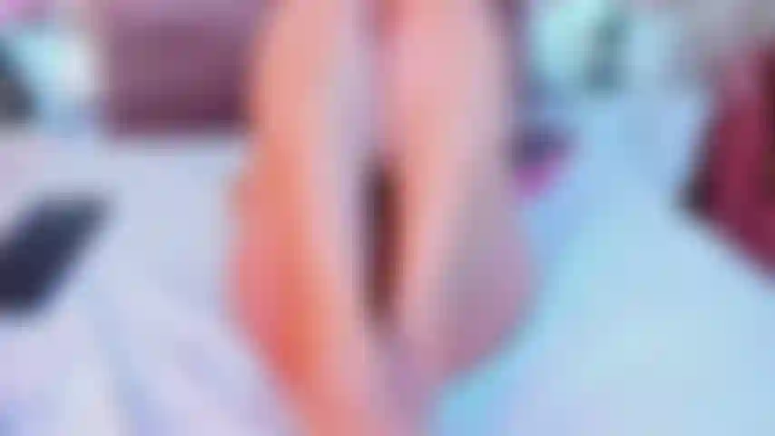 Pensare al tuo cazzo duro rende la mia figa così bagnata, così affamata di te che la scopi, che la sua umidità grida per il tuo cazzo in questo mare di calore e desiderio.