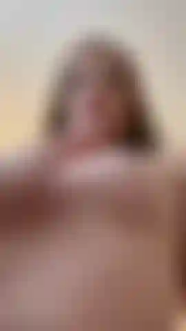 Le mie tette calde immerse nella crema, senti la morbidezza e la chiarezza mescolate, le tue mani vorranno di più che toccarle.