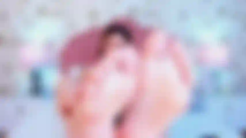 Ti piacciono le piante dei miei piedi sexy, il tuo cazzo è già duro, esplode sulle mie tette calde, voglio sentire il tuo sperma.