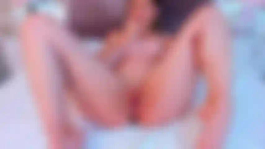 La mia figa aperta ti renderà dura come una rosa, ma il mio grande culo sexy che rimbalza senza sosta è ciò che ti farà esplodere, dammi tutto il tuo latte.