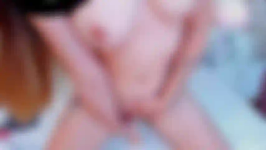 Cavalca il tuo duro cazzo sulla schiena così puoi vedere il mio culo rimbalzare, fallo diventare duro e profondo, ma frustalo con le mani finché non esplode.