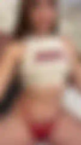 Le mie tette sexy sono pronte ad abbagliarti, ogni movimento le farà tremare e quando meno te lo aspetti, ti faranno esplodere di desiderio.