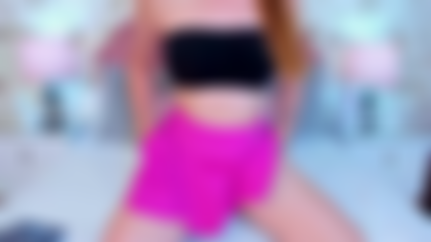 Non indosso mutandine sotto questa gonna, ho solo il culo piegato e bagnato, pronto a farti sprofondare in questa umidità.