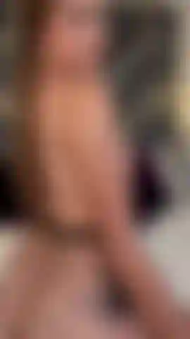 I collant fanno sembrare il mio culo ancora più sexy 🍑😍😍 la mia figa è mimetizzata con i collant ma la bagnatura mentre mi tocco è così intensa che non riuscirai a toglierle gli occhi di dosso 🥵😍.