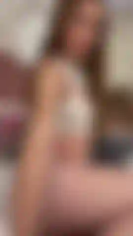 La mia figa rosa e il rimbalzo del mio culo fanno aumentare la temperatura in entrambi, ogni movimento aumenta il calore, non puoi negarlo.