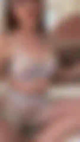 Il mio grosso culo bagnato e rosa aspetta impazientemente a letto che tu venga e usi le tue dita, il tuo cazzo e la tua lingua su di esso.