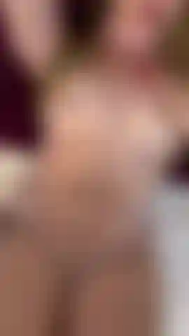 Il rosa della mia figa si mescola al rosa della mia lingerie, pronta a farti avvicinare e a farti sentire quanto sono bagnata per te.