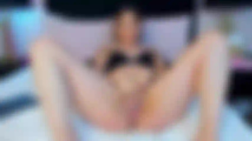La mia figa è così bagnata che brilla ad ogni carezza, pronta ad essere scopata, puoi sentirla gocciolare mentre mi tocco... Riuscirai a guardarla senza toccarti anche tu?