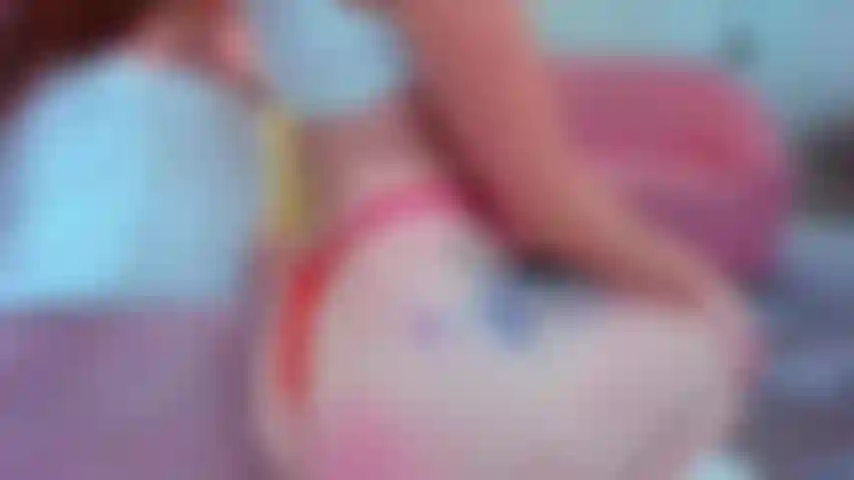 Nuda, calda e con molte sculacciate.