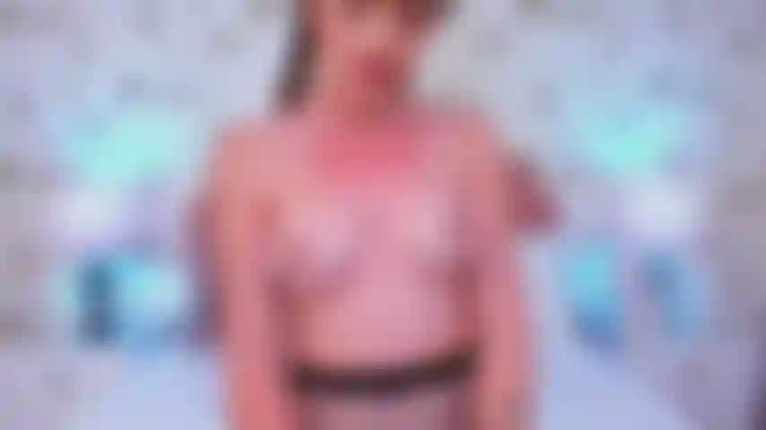 Le mie tette avvolgono il tuo cazzo rendendolo davvero duro, sapere che ti eccito mi fa bagnare ancora di più quando non riesci più a resistere, seppellisci quel cazzo caldo nella mia fica fradicia e scopami finché non urlo.