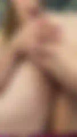 Toccare la mia pelle morbida con le unghie larghe rende la mia figa molto calda e bagnata, usando solo le dita riesco a salire fino all'abisso della stasi, le mie gambe tremano per tale piacere.