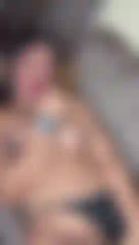 Gioco nuda con i miei capezzoli.