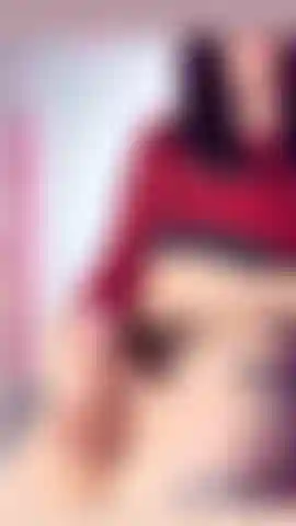 Cum, che si registra con il telefono mentre è a casa da sola.