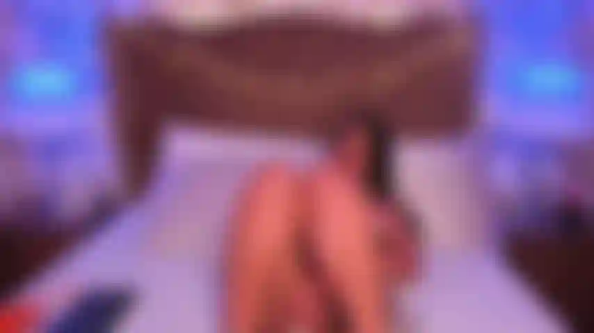 Mentre mi scopi la figa senza limiti e fino in fondo le vibrazioni del mio giocattolo mi rendono sempre più bagnata, sul punto di esplodere insieme.