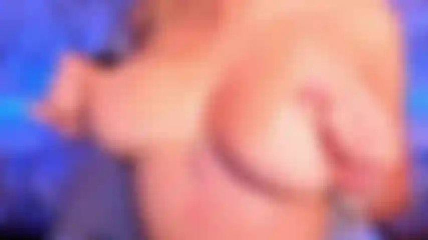 Le mie grandi tette sulla tua faccia, il tuo cazzo in pochi secondi diventerà duro come una roccia ma ti farò esplodere saltandoci sopra.