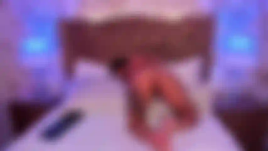 Immagina il mio culo che rimbalza sul tuo cazzo duro, ogni spinta ti fa gemere più forte. Le mie curve si muovono selvaggiamente, i miei gemiti ti avvolgono e i nostri corpi sudati si fondono.