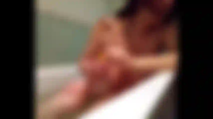 Faccio la doccia e dalla telecamera segreta si vede quanto è vicina.