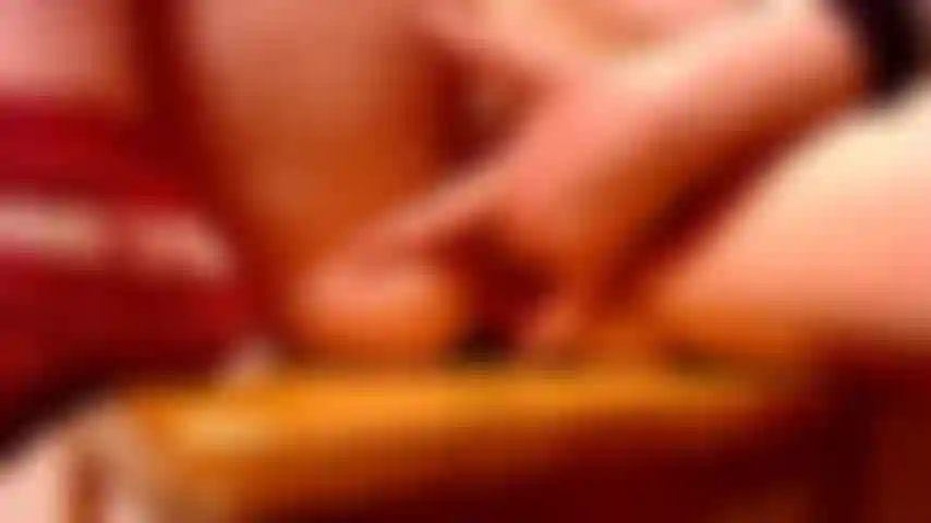 Mi sditalina la figa stretta da vicino.