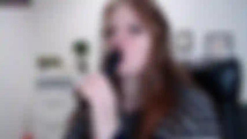 Una ninfomane sexy ingoia avidamente un dildo nero.