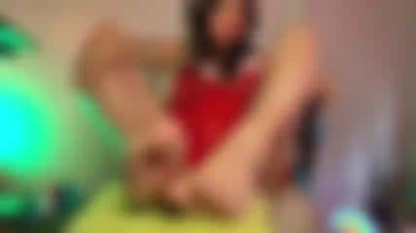 Che si massaggia i suoi bei piedi con l'olio per farti un footjob mentre mostri e tocchi la mia figa!!