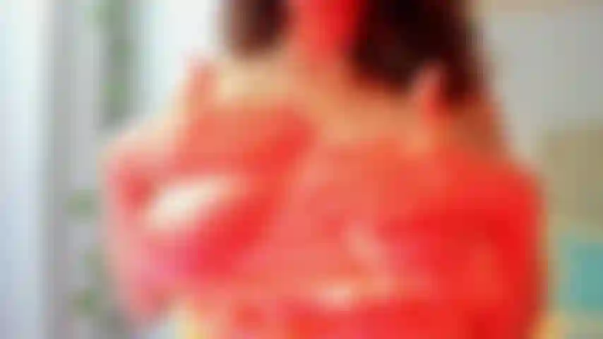 Ho grandi tette naturali e gioco con la figa.