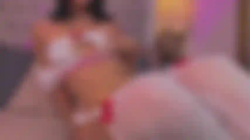 Alice si eccita molto e gioca con la sua figa.