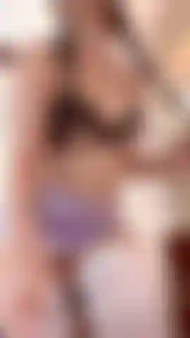 Una studentessa cattiva nella sua stanza.