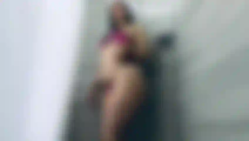 Facciamo una doccia calda con il mio dildo.