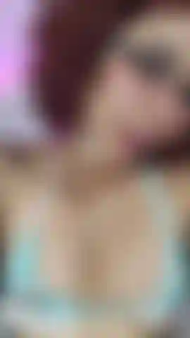 Una ragazza carina vestita di blu.