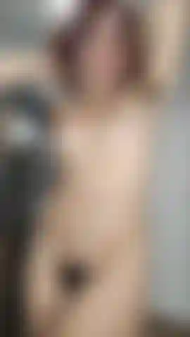 Una ragazza nuda e pelosa.